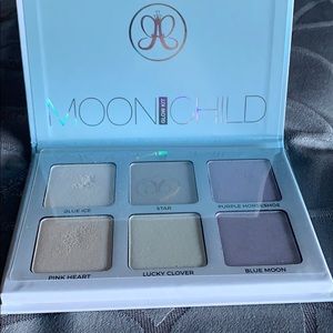 Eyeshadow palette by Anastasia